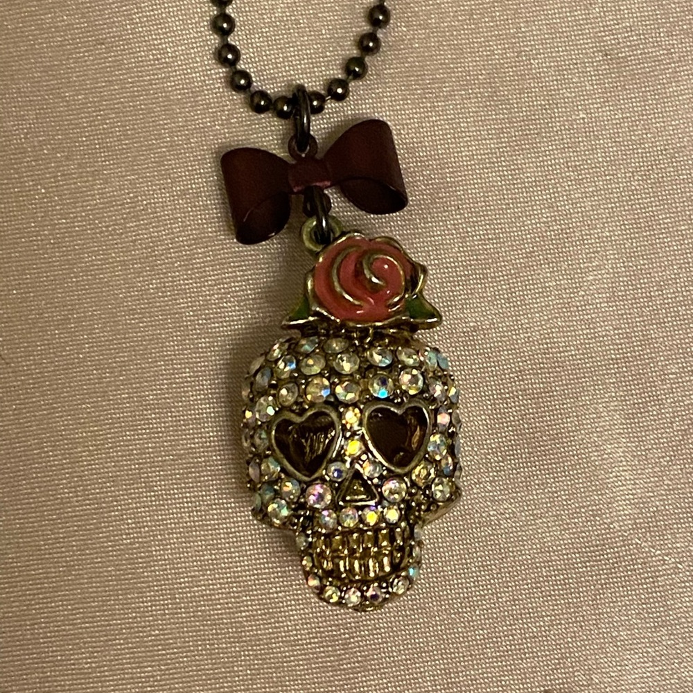 Betsey Johnson crystal jeweled dia de muertos skull pendant & necklace.